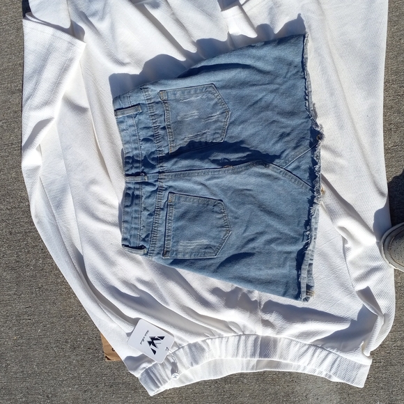 Woman's skirt 1 - Picture 2 of 4